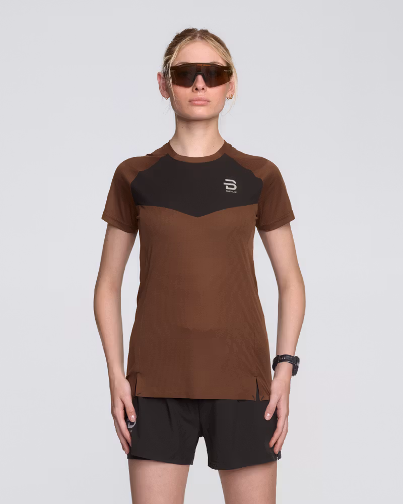 Female runner wearing the brown and black Dæhlie Run 365 t-shirt for high-intensity running and racing.