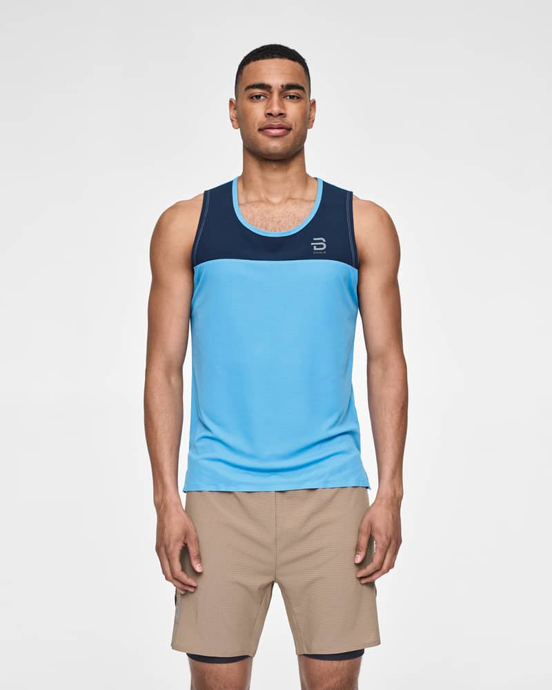 Male runner wearing the light blue Dæhlie Singlet Run 365, made from quick-drying, breathable materials.