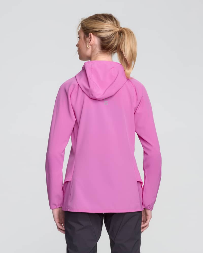 Back view of a female model in the pink Dæhlie Jacket Run 2.0, showing its breathable design and regular fit.
