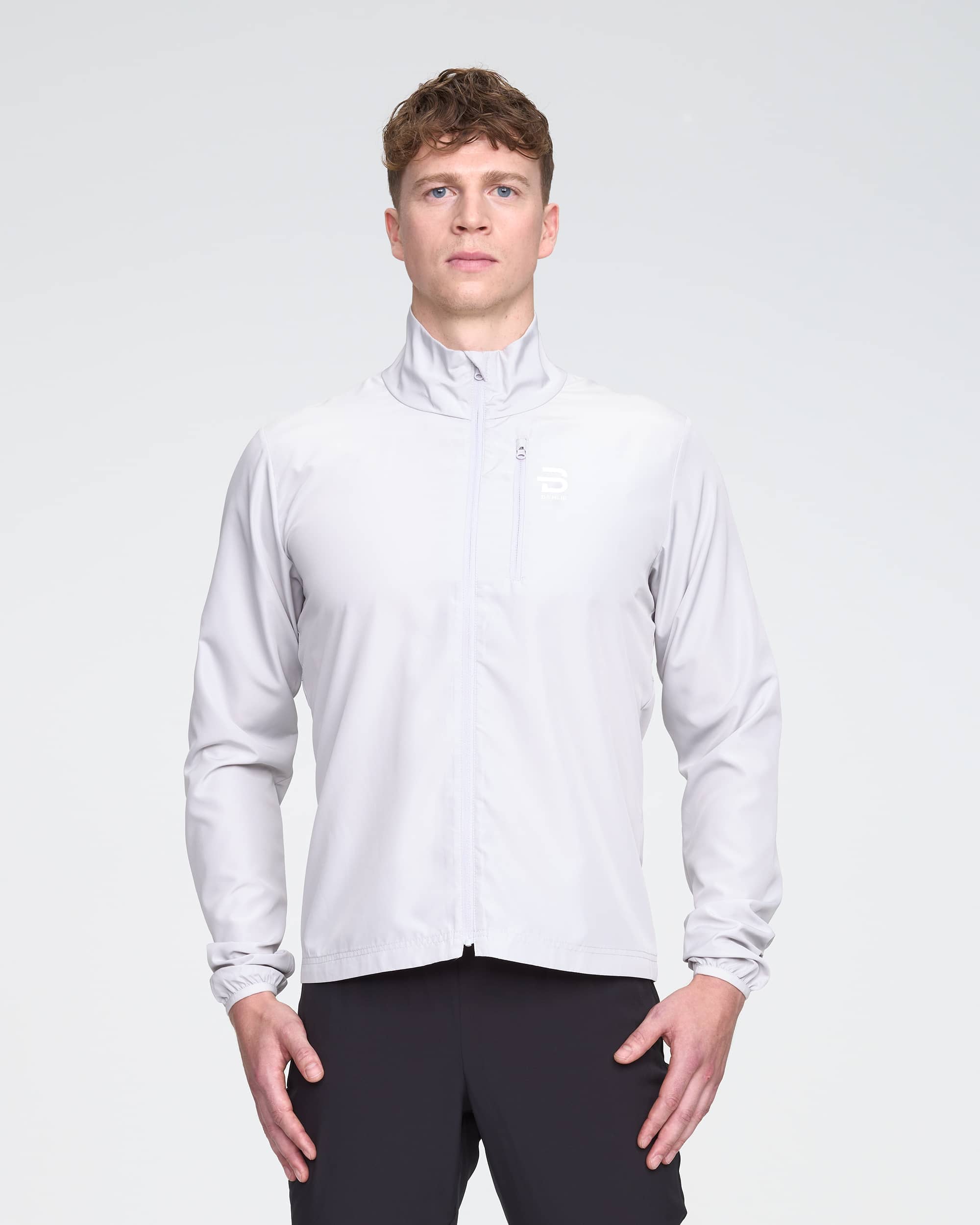 (取寄) モーション ランニング ジャケット Daehlie Motion Running Jacket  Quiet Grey Jacket Motion for men - White-Grey