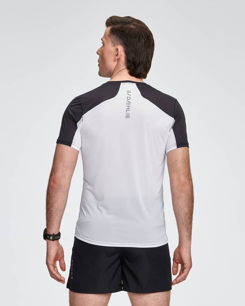 Back view of a runner wearing the black and white Dæhlie T-Shirt Air, highlighting the contrast side panels for breathability.