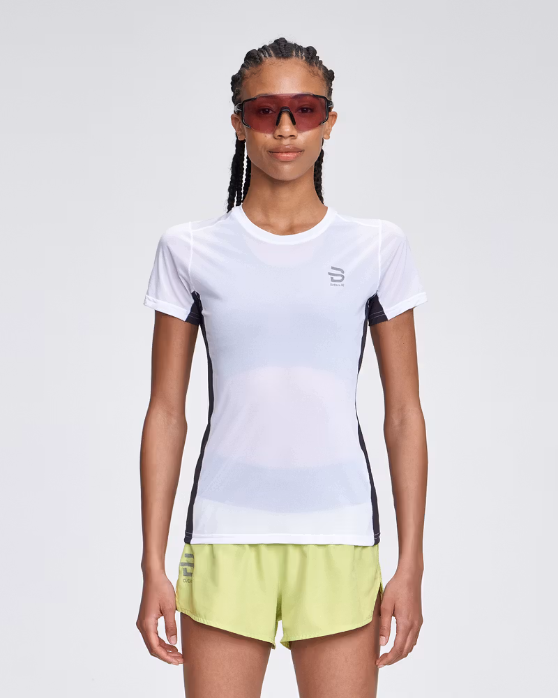 Female runner in the stylish black and white Dæhlie T-Shirt Air, perfect for both training and casual wear.