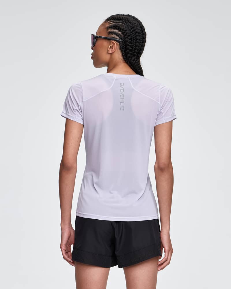 Back view of a female runner in the light purple Dæhlie T-Shirt Air, highlighting its quick-drying and odor-resistant fabric.