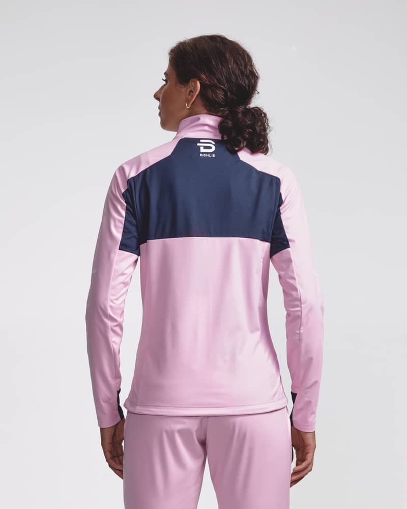 Back view of a woman wearing the light pink Jacket Challenge 3.0 cross-country ski jacket.