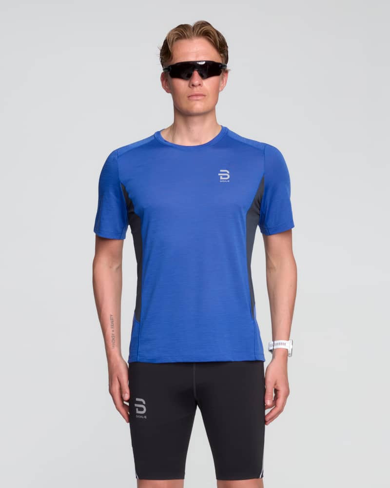Man in a Dæhlie blue T-Shirt Tech Wool, a technical running shirt with merino wool and 37.5® Technology.