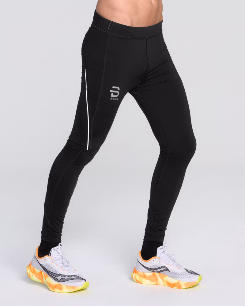 Front view of a man wearing the Dæhlie Tech Wool Tights for running, made with moisture-wicking 37.5® technology.