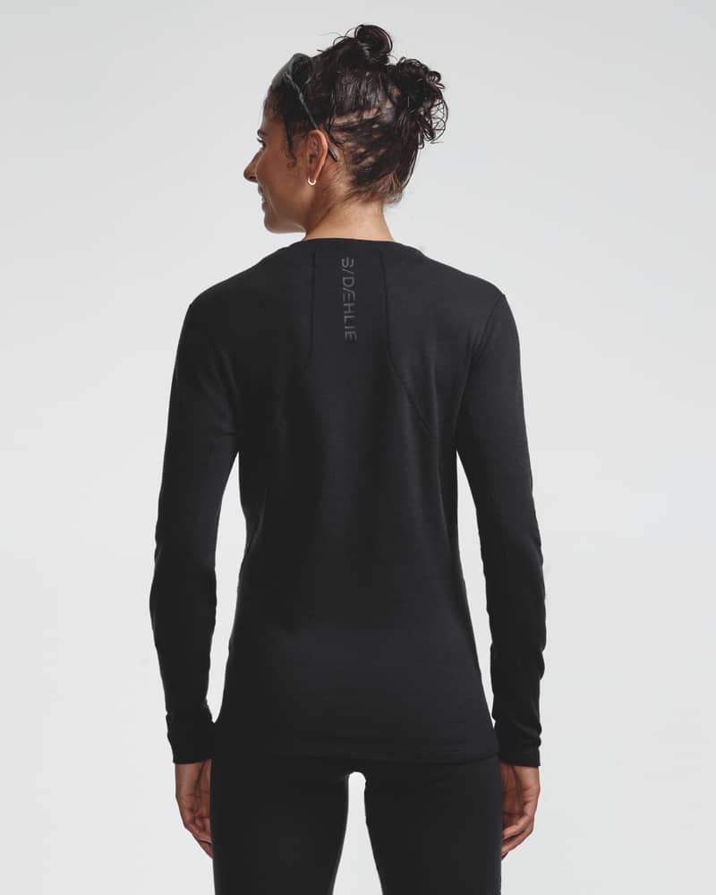 Dæhlie female model wearing black baselayer top, back view.
