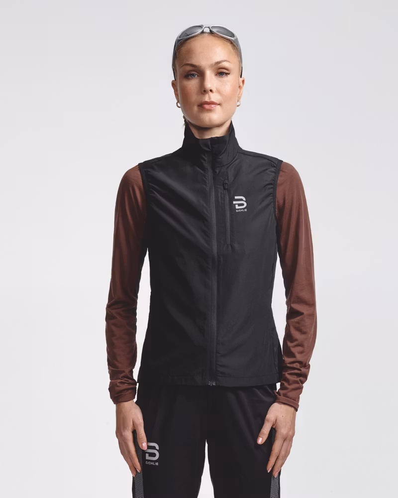 Dæhlie female model wearing black sleeveless running vest, front view.
