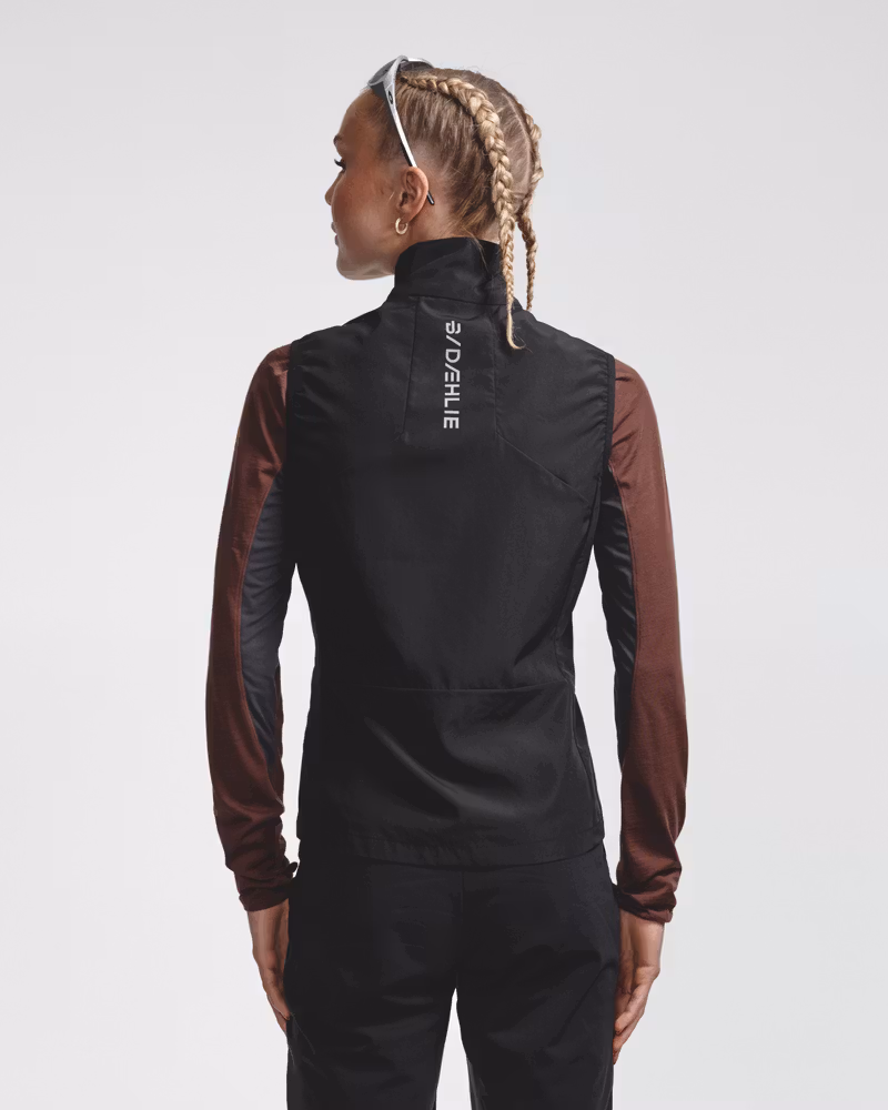 Dæhlie female model wearing black sleeveless running vest, back view.