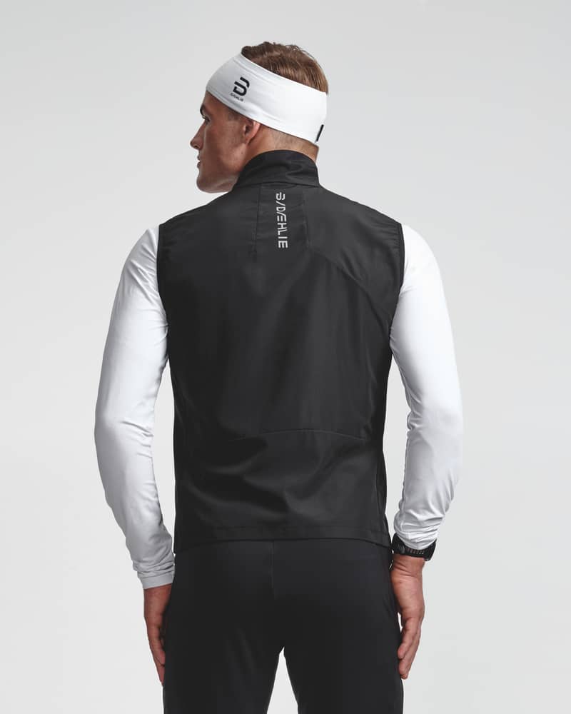 Dæhlie male model wearing black sleeveless running vest, back view.